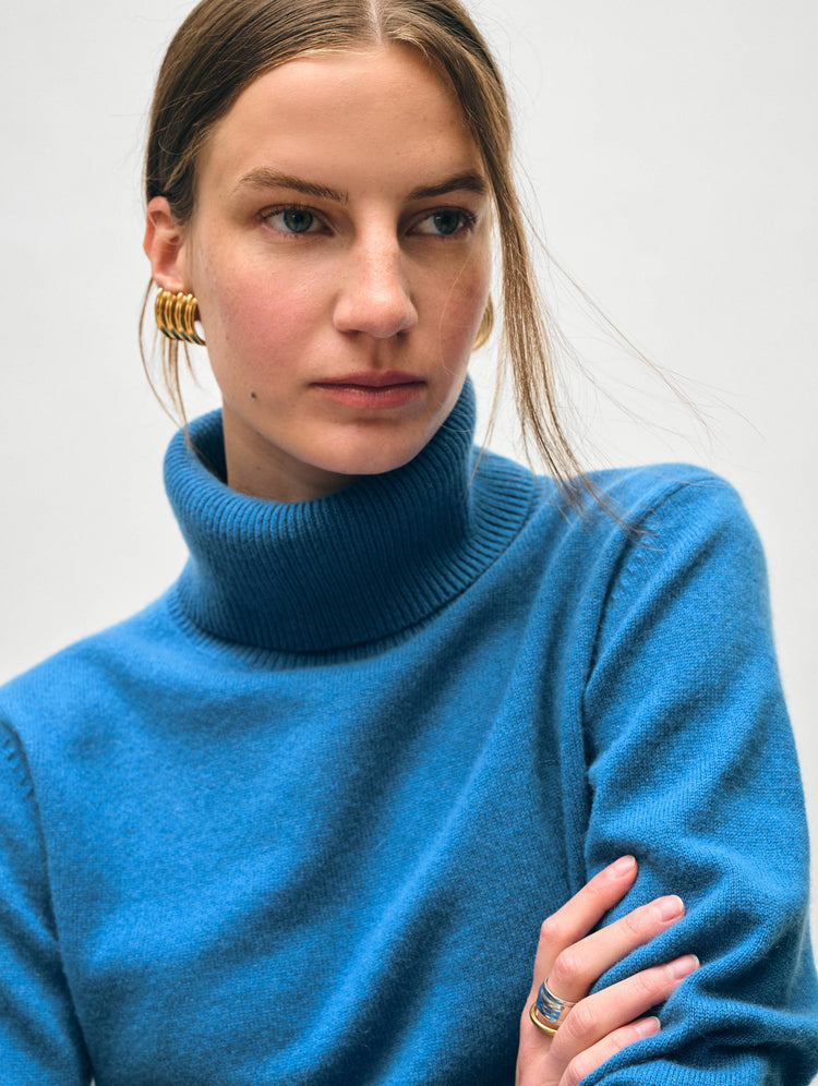 files/20420_Essential-Cashmere-Turtleneck_Blue-Jean_AD_04.jpg