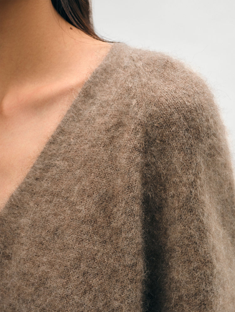 files/21021_Brushed-Cashmere-Easy-V-neck_taupe_SL_02.jpg